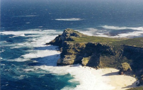 Мыс Доброй Надежды (мыс Бурь), расположенный на Капском полуострове — визитная карточка ЮАР. Его смотровую площадку посещают миллионы туристов.