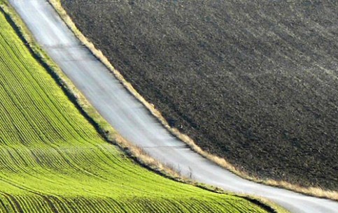 There are 450 miles of navigable waterways in the region of Champagne-Ardenne. The lakes of Der-Chantecoq, du Temple and d'Orient offer boating, sailing, swimming and fishing; local forests are known for hunting and hiking