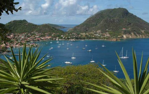 The archipelago of Guadeloupe - French overseas department - attracts vacationers with exotic flora and fauna. For active leisure enthusiasts there are many types of activities: tennis, fishing, diving, surfing, canoeing, yachting