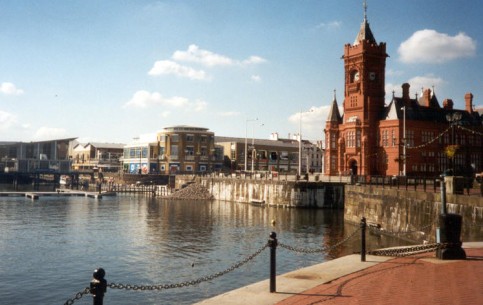 Cardiff, the modern capital of Wales, combines the fragnance of old days with the spirit of modern times. Medieval castles, Llandaff cathedral,the largest in Europe Millenium stadium