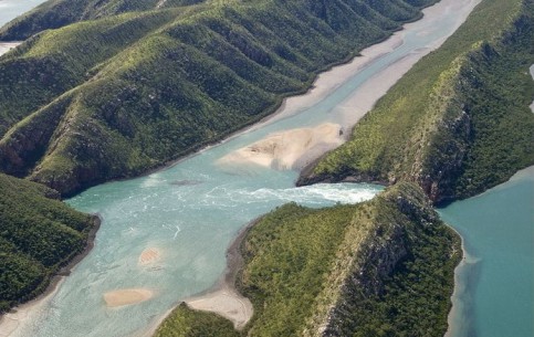 Австралийское чудо природы - горизонтальные водопады в заливе Толбот, образующиеся под воздействием приливных волн в узких ущельях хребта Макларти-рейндж